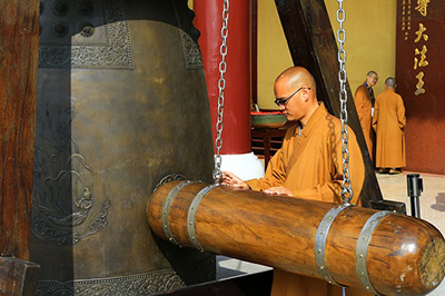 Taiwan's traditional customs Buddhist temples knock bel