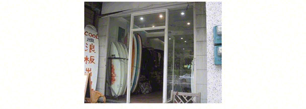 view-of-storefront-cool-ocean-surf-shop-toucheng-yilan-taiwan