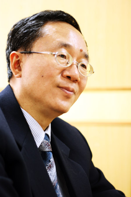 Dean of Academic Affairs, Dr.  Hsin Yu 喻新