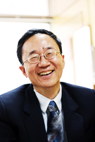 Dean of Academic Affairs, Dr.  Hsin Yu 喻新