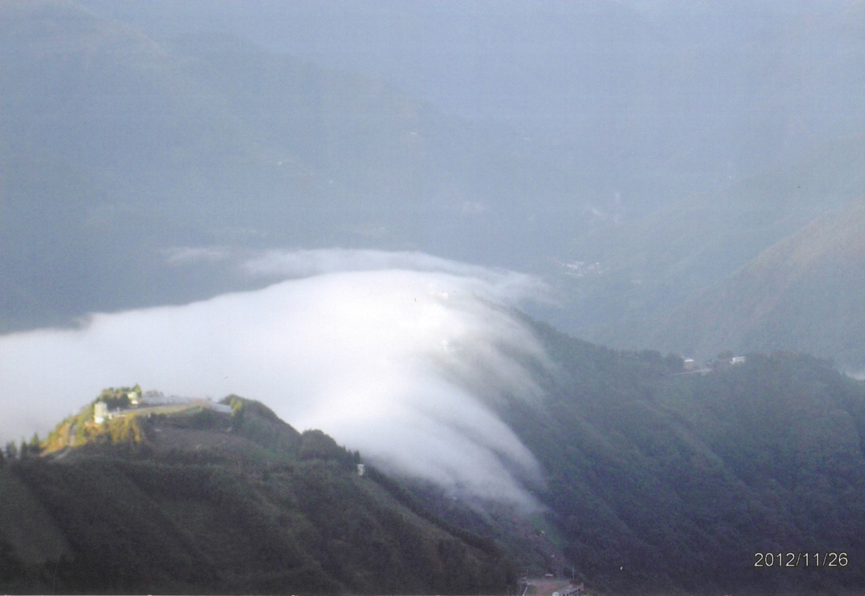 clouds-spilling-over-mountains-in-la-la-shan