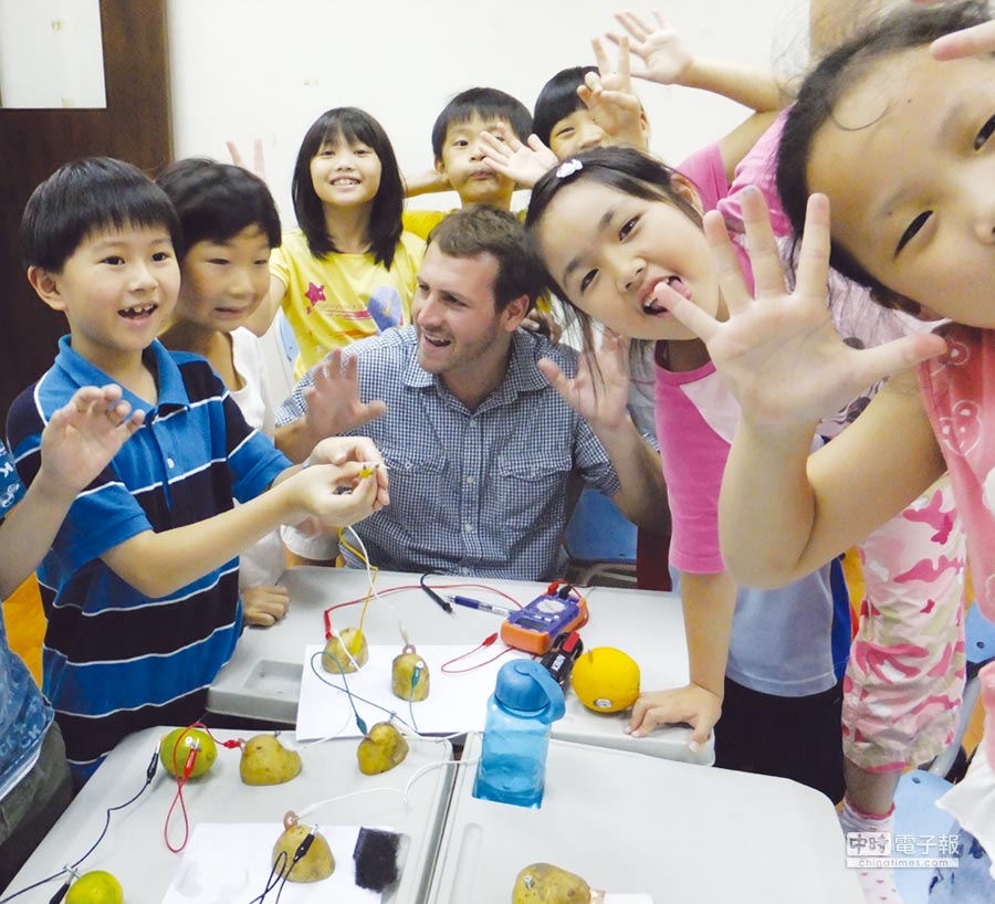 Teaching English and Living in Taiwan, Attractive Pay! Only 1 Part-Time Job is Available image