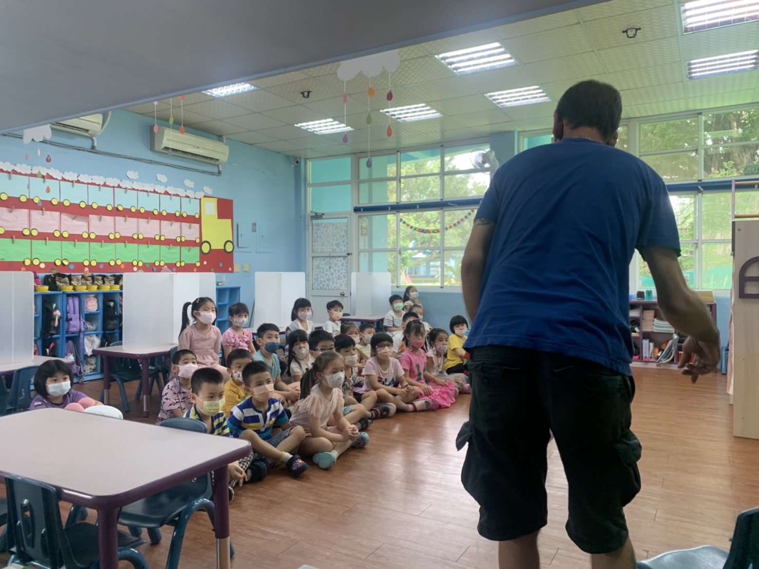 Teaching English and Living in Taiwan Jobs Available 教學工作, Frobel UK, SA, NZ, AU, USA and CA Accents WELCOME!  Up to 28 Hrs / Week!  Performance Bonuses! Great Environment! Help Finding Housing! First-Time Teacher Welcome! image