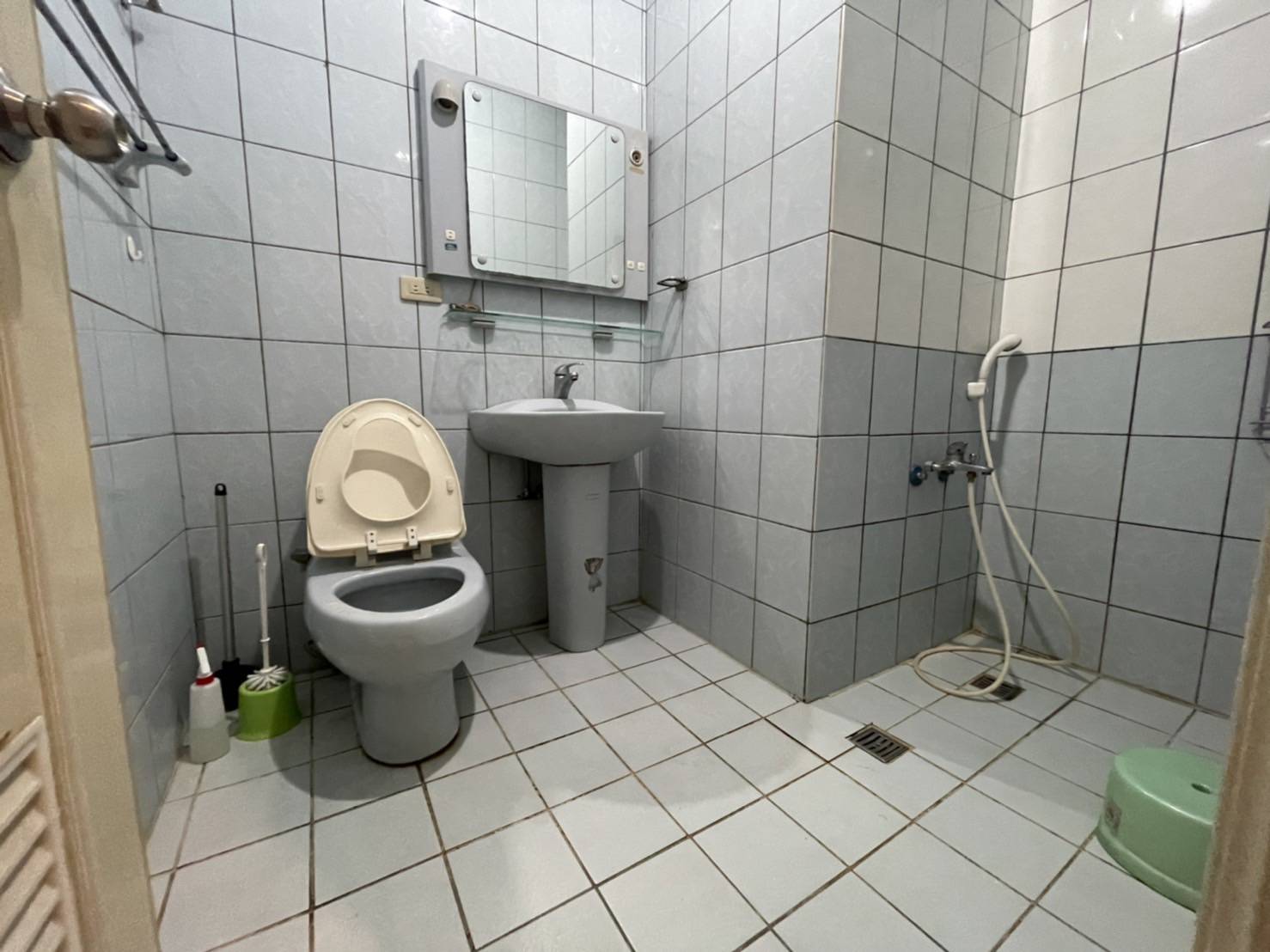 Click to see more image. Teaching English and Living in Taiwan Apartments for One Person, nice studio looking for a good tenant image