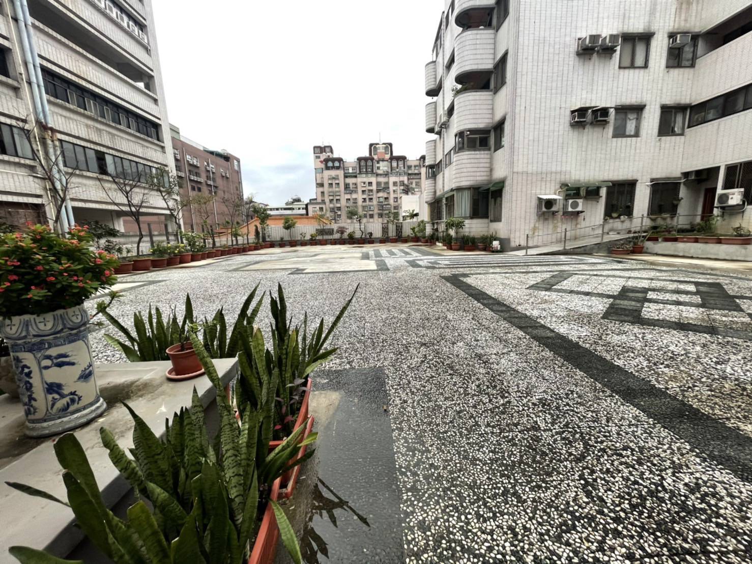 Click to see more image. Teaching English and Living in Taiwan Apartments for One Person, nice studio looking for a good tenant image