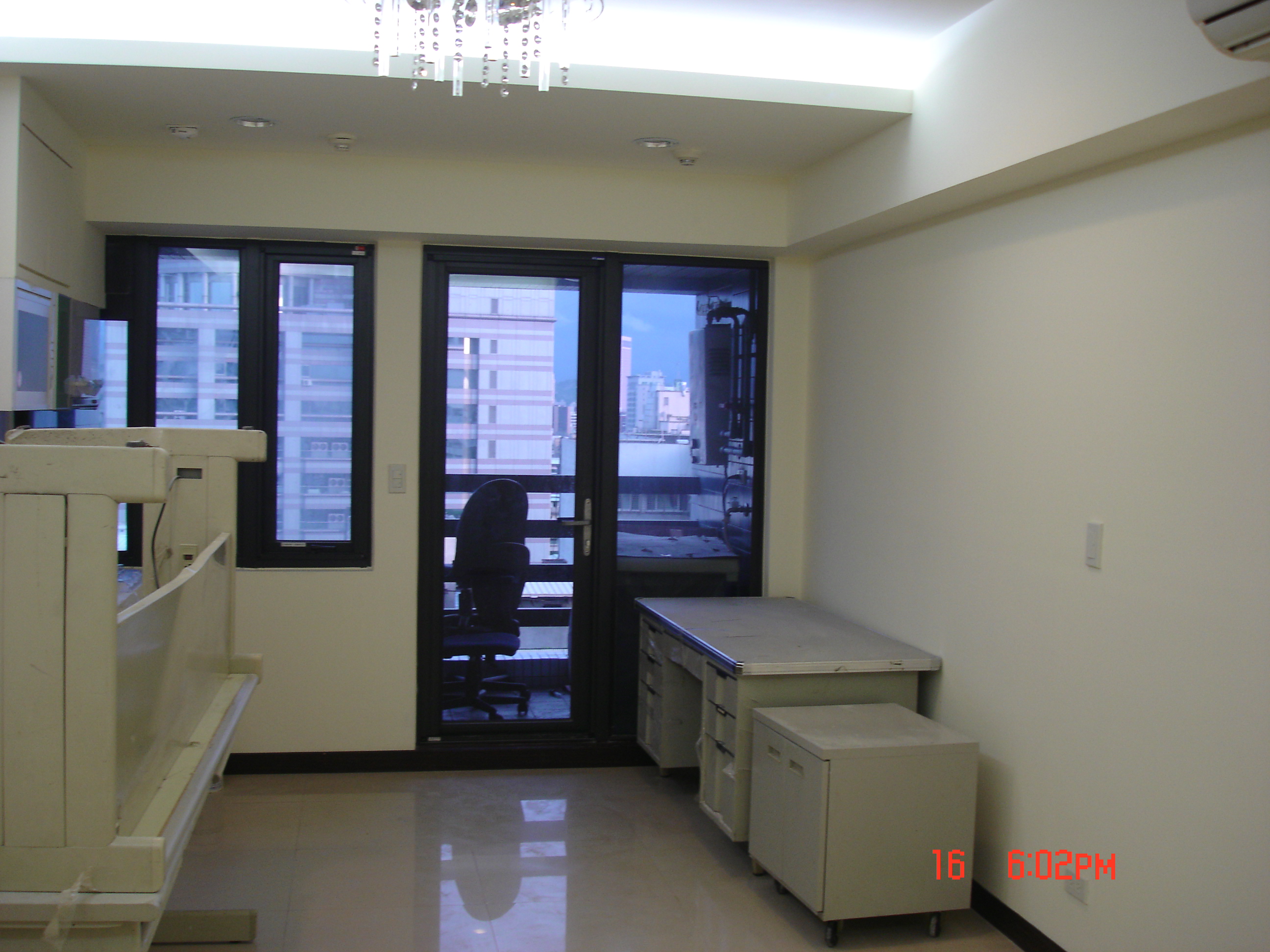 Teaching English and Living in Taiwan Apartments for One Person, A Sunny Suite located on the Nanjing-Sanming MRT station image